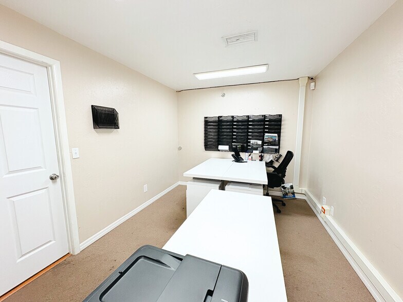 More Photos Of 12165 Metro Pky, Fort Myers Light Manufacturing For Sale