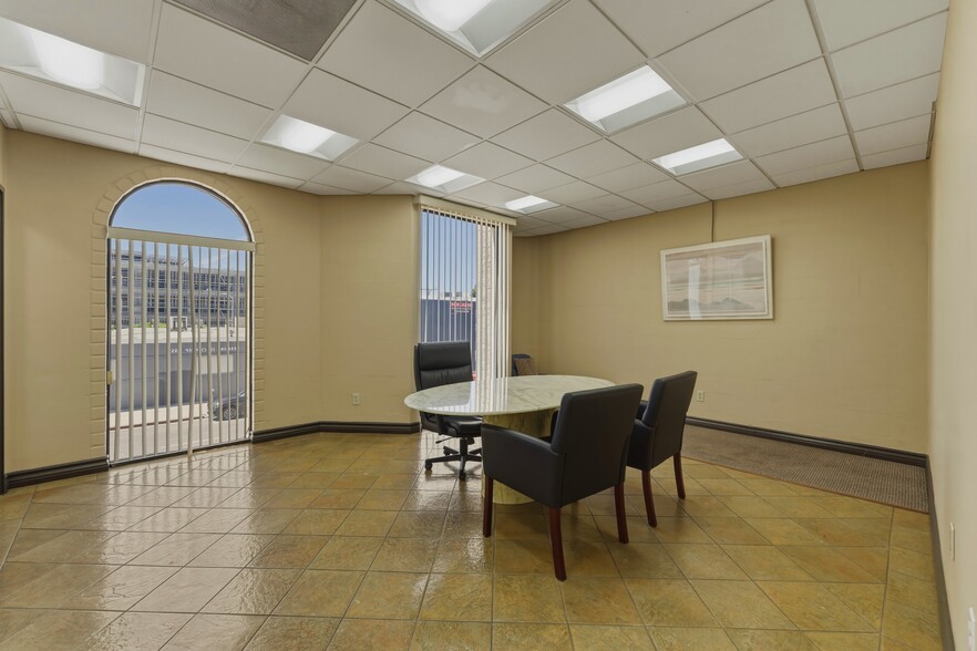 More Photos Of 2114 S Hill St, Los Angeles Office For Sale