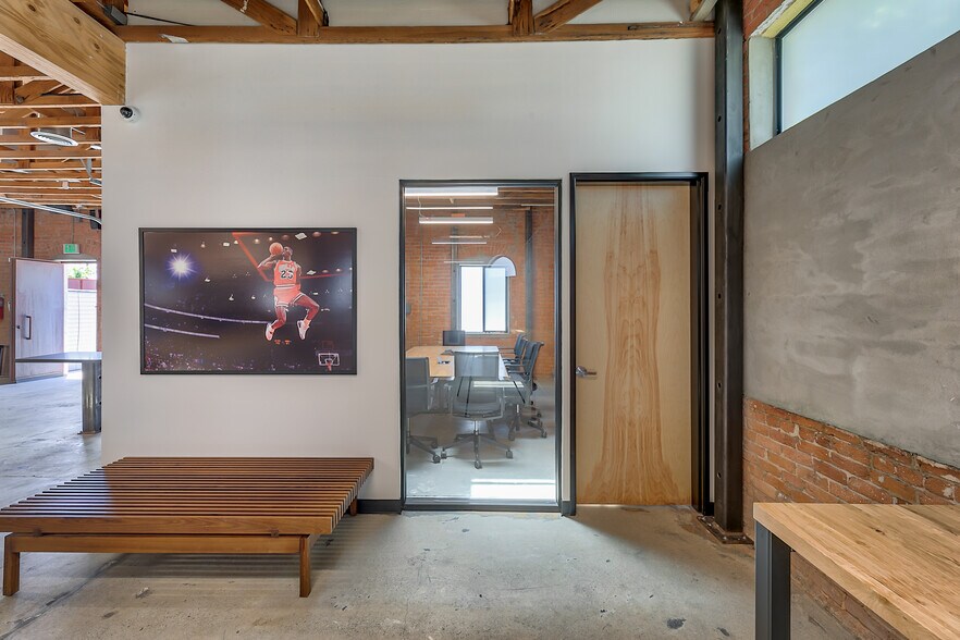 More Photos Of 4126 W Jefferson Blvd, Los Angeles Flex For Lease