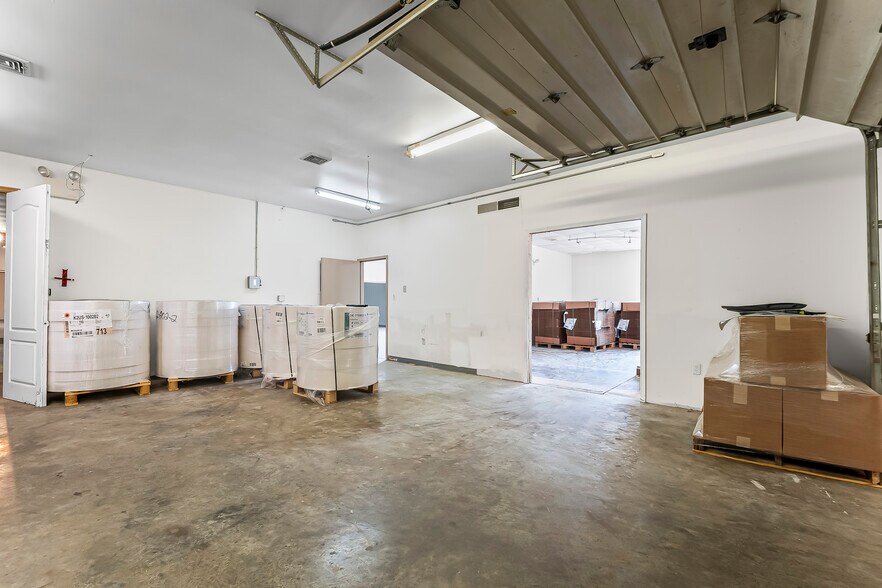More Photos Of 935 Chestnut St, Gap Showroom For Sale