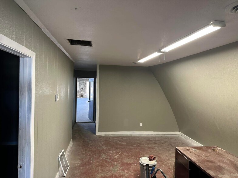 More Photos Of 124 W Hickory, Strafford Warehouse For Lease