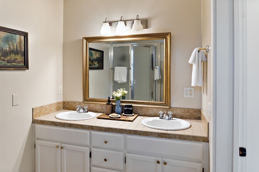 More Photos Of 240 E California St, Jacksonville Hotel For Sale