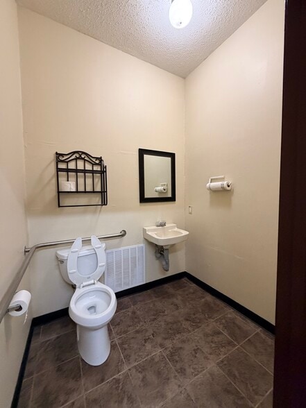 More Photos Of 730 Wainwright St, Denton Office For Lease