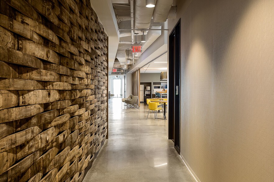 More Photos Of 400 W Market St, Louisville Office For Lease