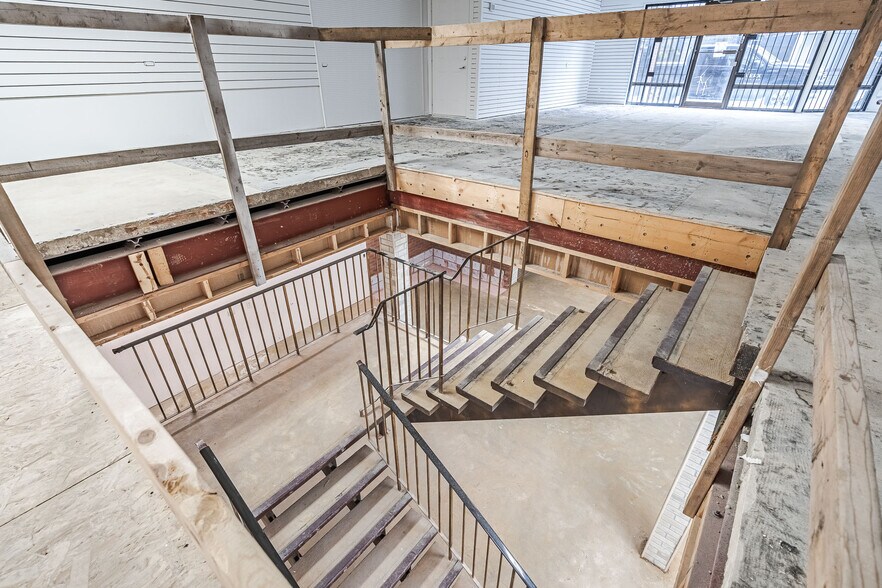 More Photos Of 5012 50 Av, Lloydminster General Retail For Sale