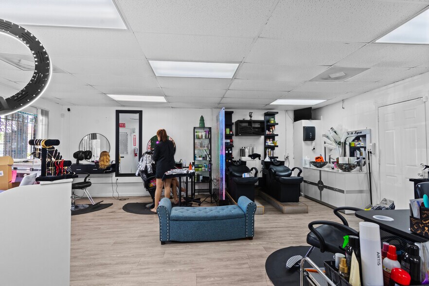 More Photos Of 5801-5841 Dahlia Dr, Orlando Office For Sale