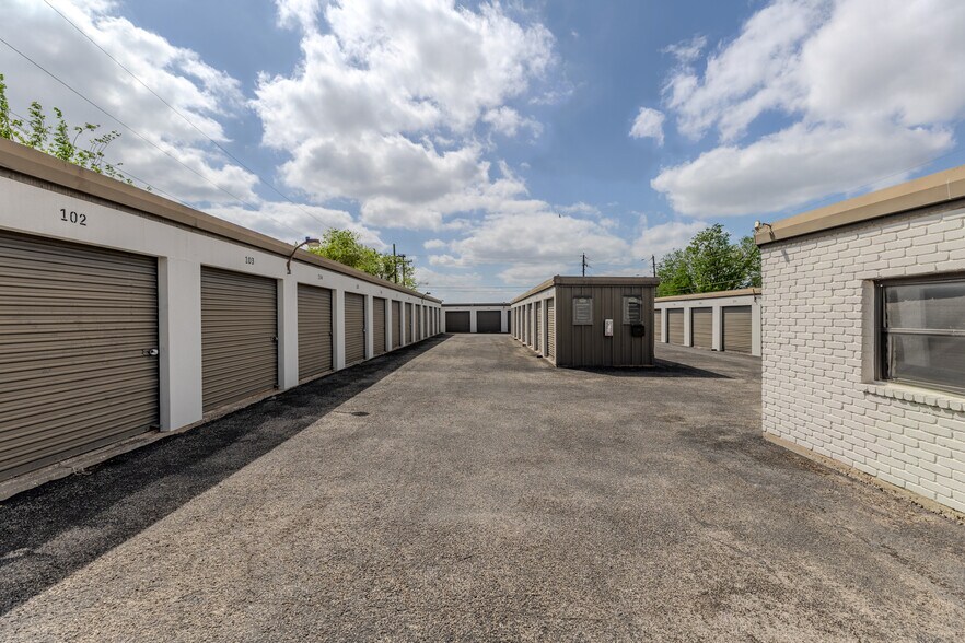 More Photos Of 209 Commercial Dr, Taylor Self Storage For Sale