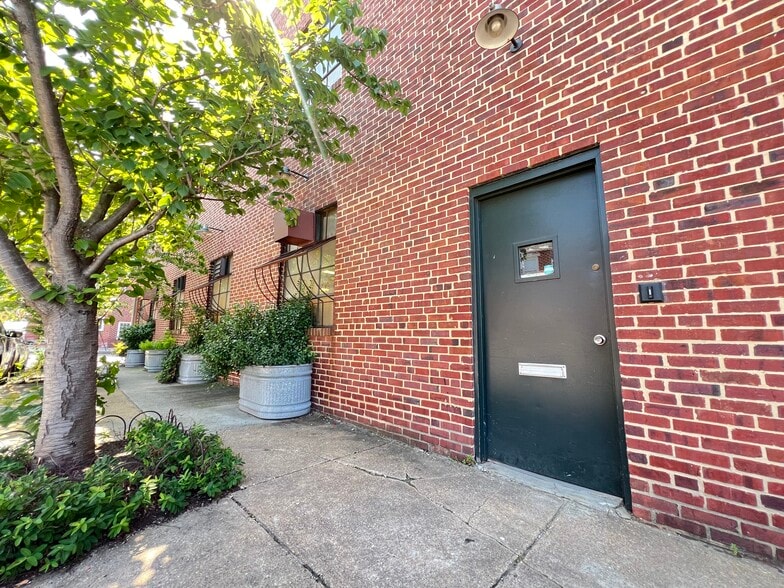 More Photos Of 1438-1442 Light St, Baltimore Showroom For Sale