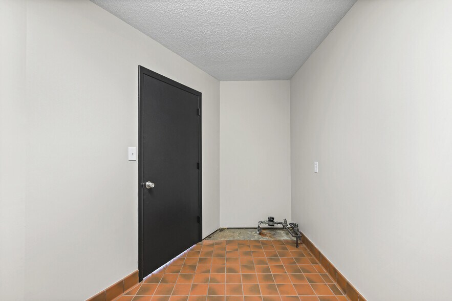 More Photos Of 11 Brierton Ln, Crystal City Office For Sale