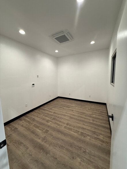 More Photos Of 1122 33rd St, Bakersfield Warehouse For Sale