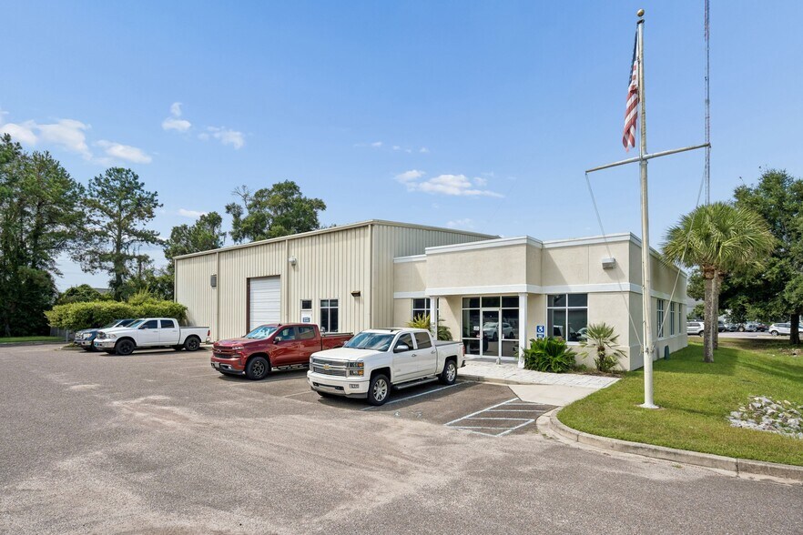 More Photos Of 497 Jessen Ln, Charleston Warehouse For Lease