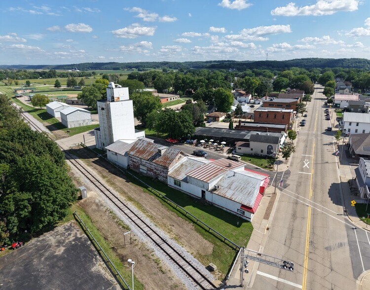 More Photos Of 1009 Mills St, Black Earth Warehouse For Sale