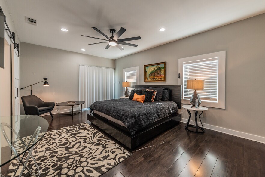 More Photos Of 630 S Walters, San Antonio Freestanding For Sale