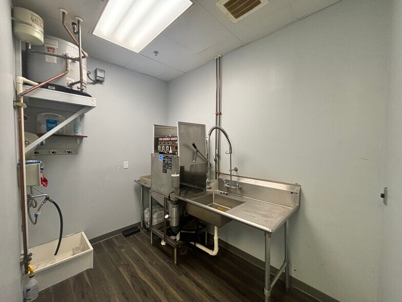 More Photos Of 3252 Ginger Creek Dr, Springfield Storefront Retail Office For Lease