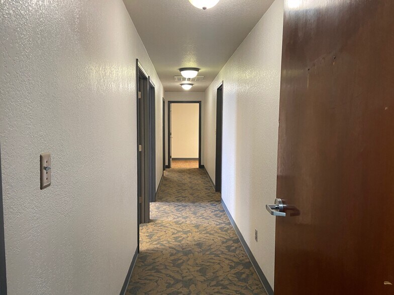 More Photos Of 817 Elks Blvd, Ardmore Office For Sale