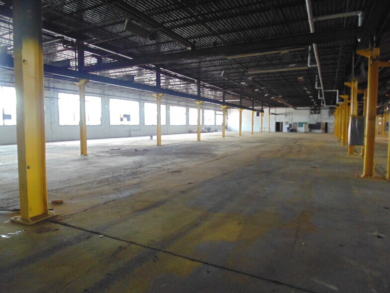 More Photos Of 200 Main St, Coraopolis Manufacturing For Lease