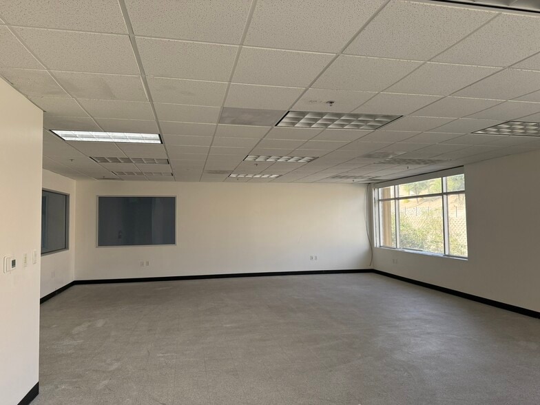 More Photos Of 34500 Gateway Dr, Palm Desert Warehouse For Lease