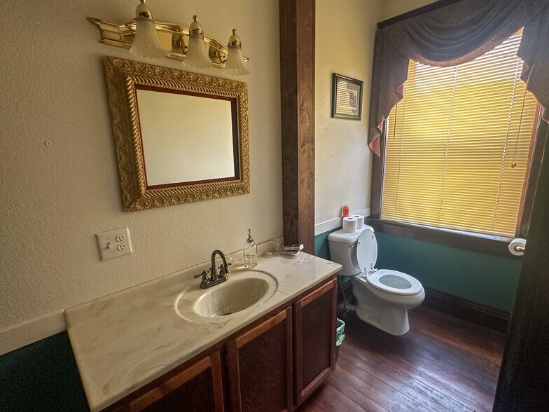 More Photos Of 211 W Kansas St, Crofton Hotel For Sale