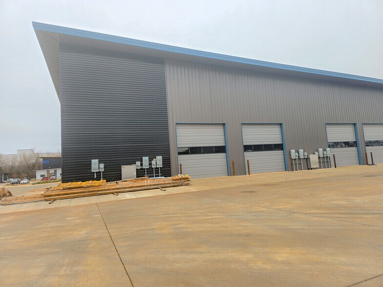 More Photos Of 3725 NE 104th St, Oklahoma City Light Distribution For Lease