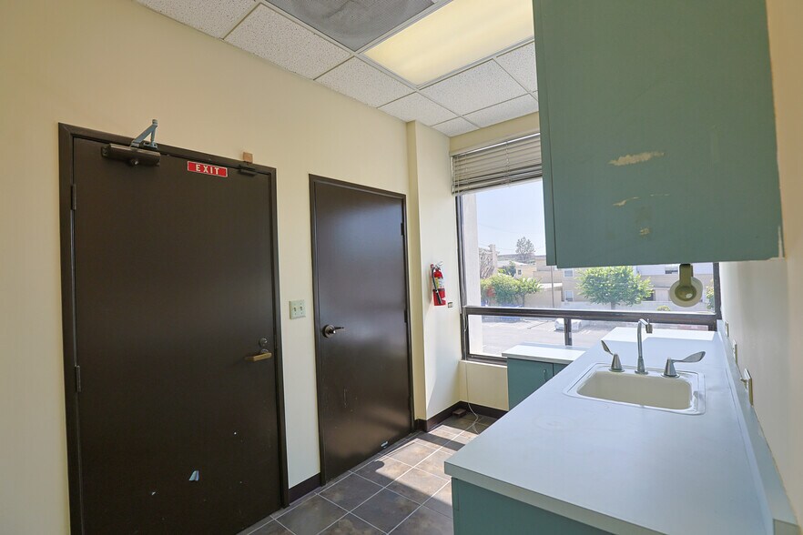 More Photos Of 2500-2512 Santa Monica Blvd, Santa Monica General Retail For Sale