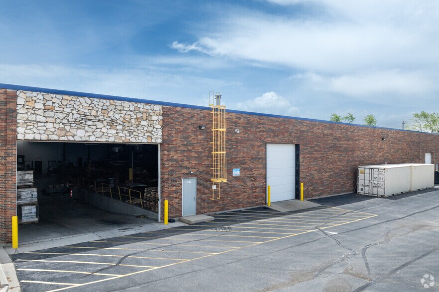 More Photos Of 940 Lively Blvd, Elk Grove Village Warehouse For Lease