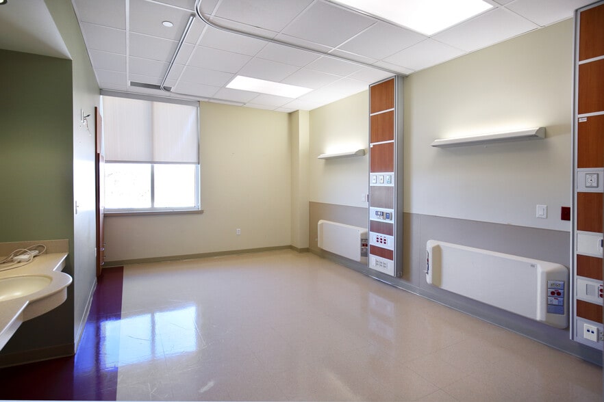 More Photos Of 1905 Doctors Hospital Dr, Bridgeport Healthcare For Sale