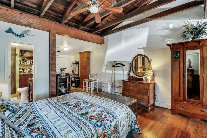 More Photos Of 8 E 41st St, Savannah Storefront Retail Residential For Sale