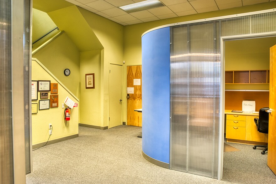 More Photos Of 1575 E Francisco Blvd, San Rafael Warehouse For Lease