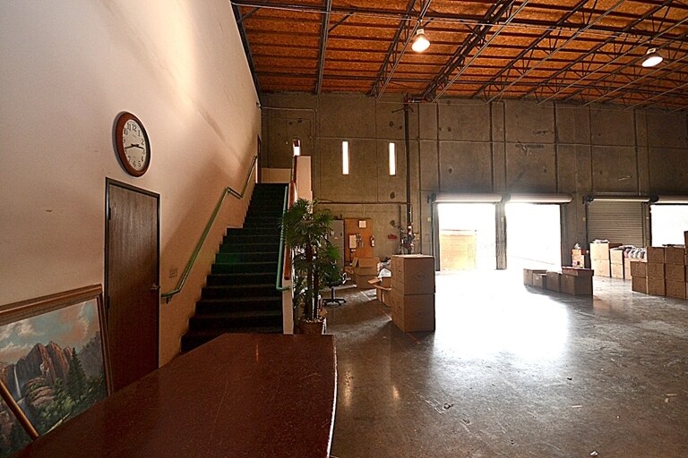 More Photos Of 2991 E 46th St, Los Angeles Warehouse For Lease