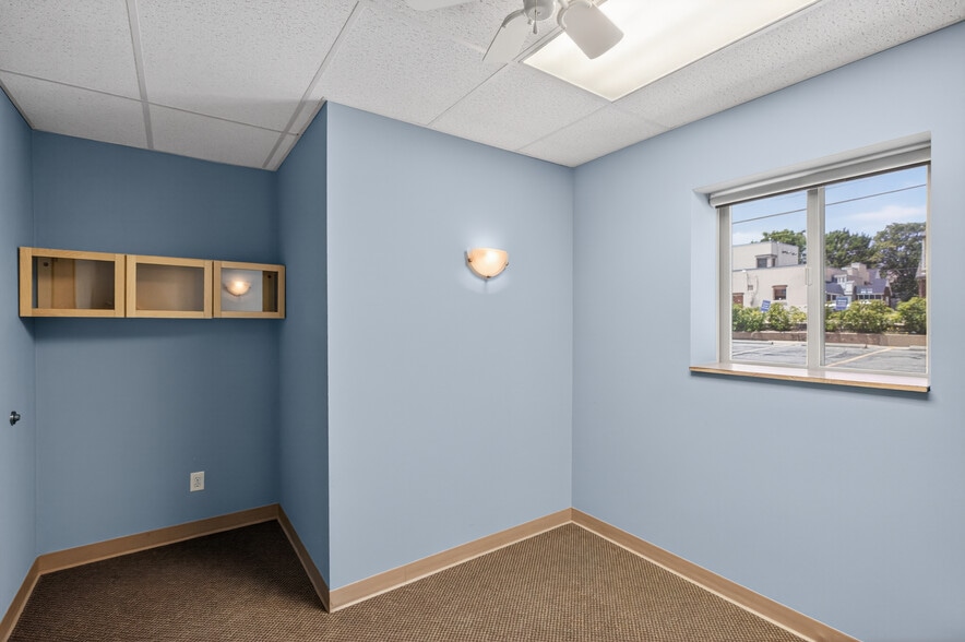 More Photos Of 133 N Glendale St, Wichita Office For Sale