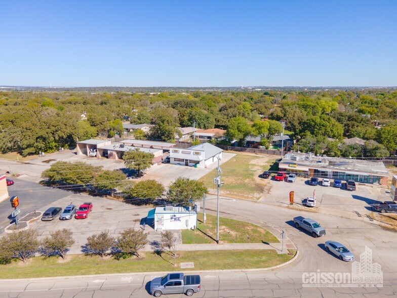 More Photos Of 210 Rosewood Dr, Universal City Freestanding For Sale