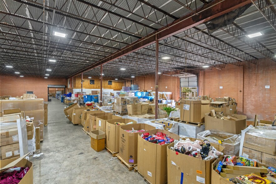 More Photos Of 1110 Paige St, Houston Warehouse For Sale