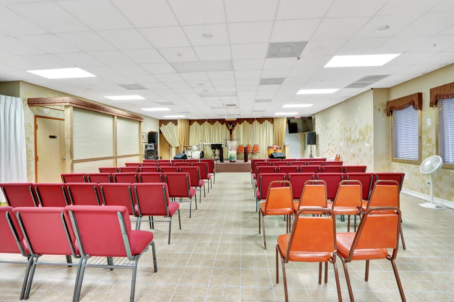 More Photos Of 4050 Westgate Ave, West Palm Beach Showroom For Lease