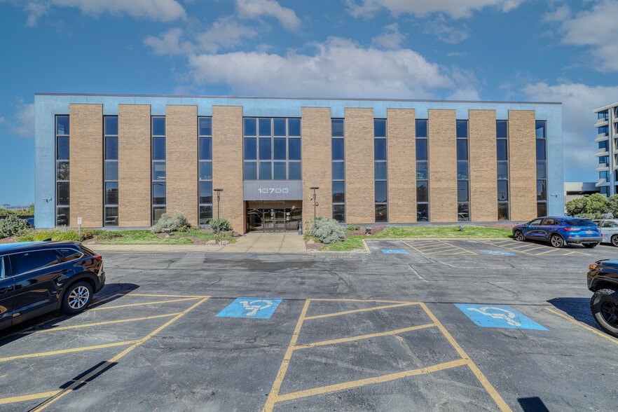 More Photos Of 10700 W Higgins Rd, Rosemont Office For Sale