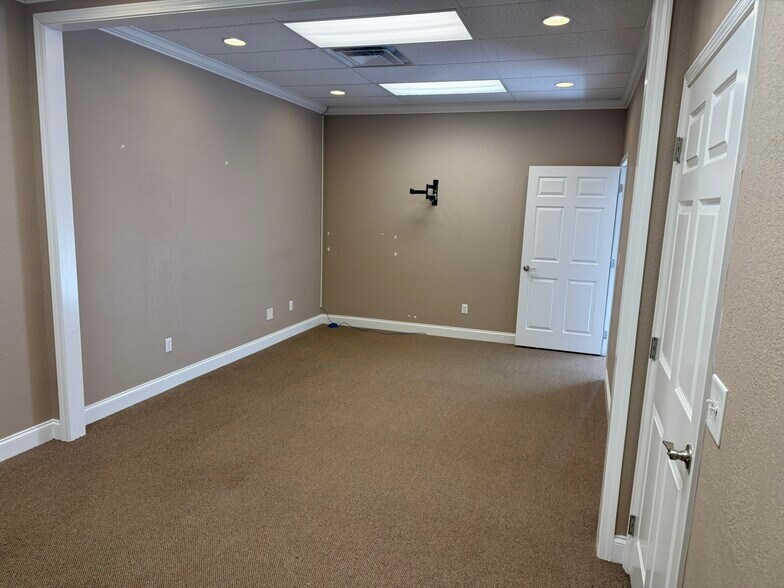 More Photos Of 127 Bob Fitz Rd, Gray Medical For Lease