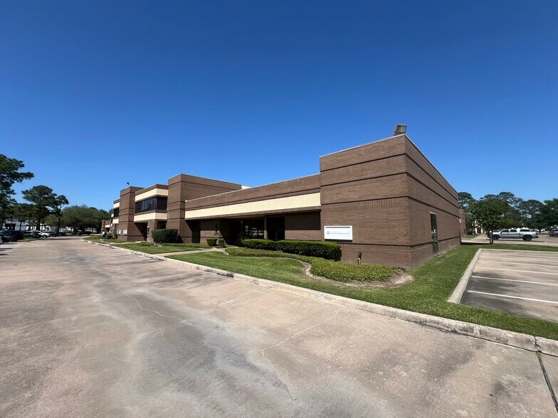 More Photos Of 9776 Whithorn Dr, Houston Showroom For Lease