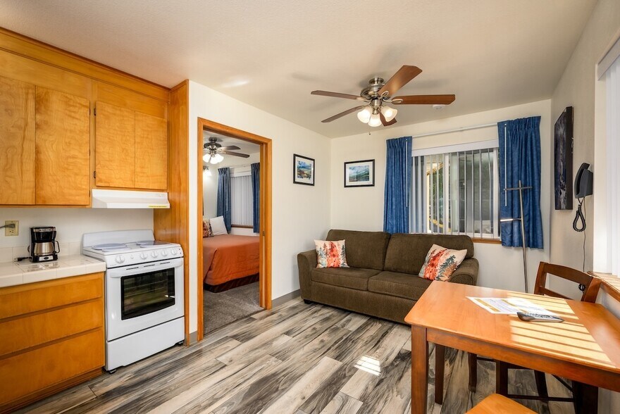More Photos Of 16045 Lower Harbor Rd, Brookings Hotel For Sale