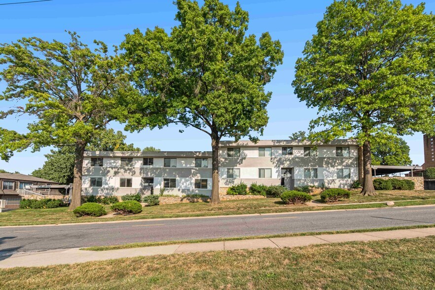 Primary Photo Of 8831-8837 Glenwood Ct, Overland Park Apartments For Sale