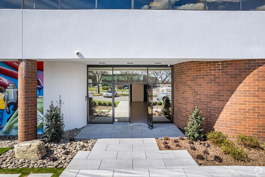 More Photos Of 26 Harbor Park Dr, Port Washington Flex For Sale