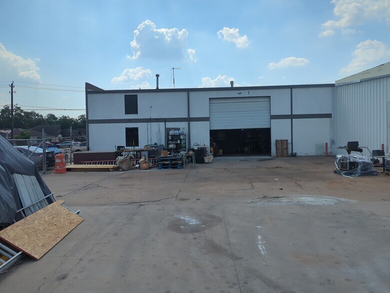 More Photos Of 513 Illinois St, South Houston Industrial For Sale