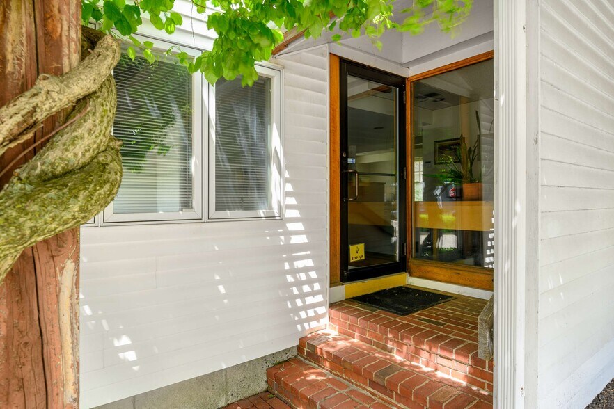 More Photos Of 10 Walker St, Kittery Loft Creative Space For Lease