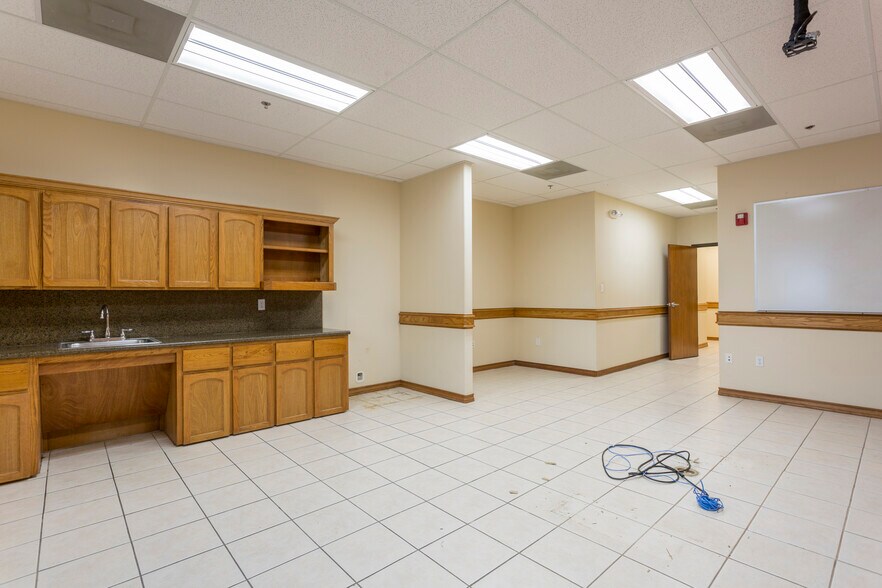 More Photos Of 1022 E Griffin Pky, Mission Medical For Sale