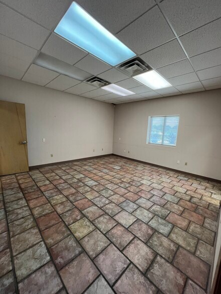 More Photos Of 240 Corporate Dr, Sibley Distribution For Lease