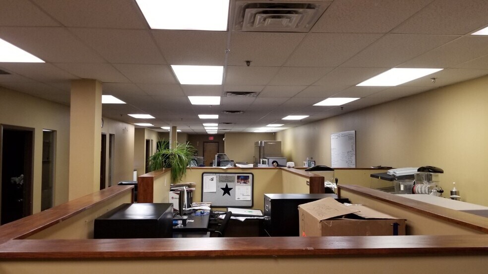 More Photos Of 800-820 Shames Dr, Westbury Warehouse For Lease