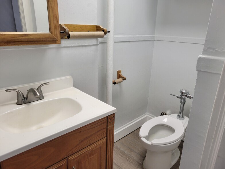 More Photos Of 5 Fifth Ave, Bay Shore Office For Lease