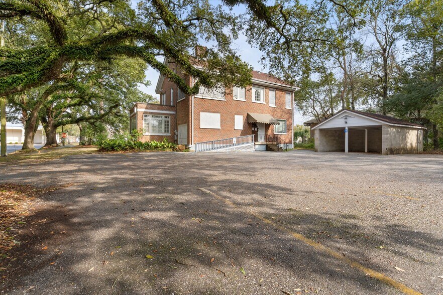 More Photos Of 1911 Government St, Mobile Office For Sale