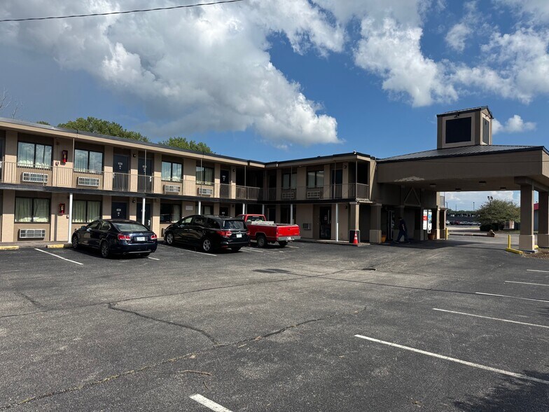 Primary Photo Of 4201 US 41, Evansville Hotel For Sale