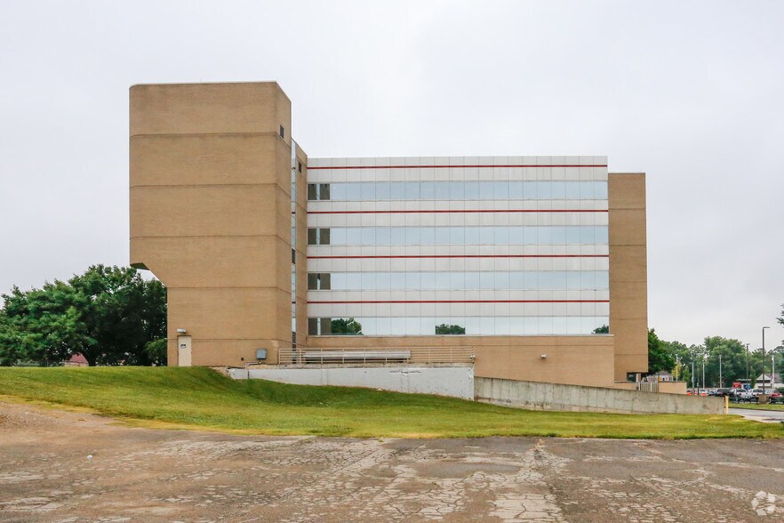 More Photos Of 2 Riverplace, Dayton Office For Sale