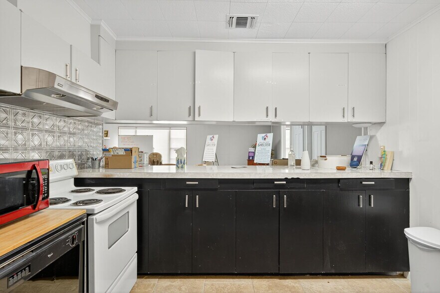 More Photos Of 930 N School St, Boerne Office For Sale