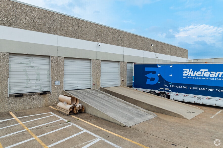More Photos Of 502 Fountain Pky, Grand Prairie Warehouse For Lease